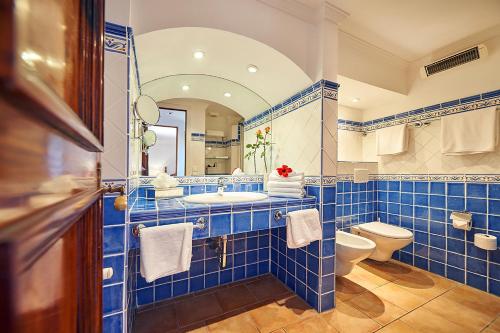 ポルト・ダンドラッチにあるLas Escaleras - Villa SIKA - 4Gの青いタイル張りのバスルーム(トイレ、シンク付)