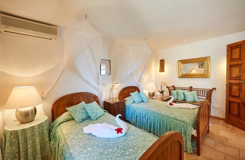 ポルト・ダンドラッチにあるLas Escaleras - Villa SIKA - 4Gのベッドルーム1室(ツインベッド2台、緑のシーツ付)