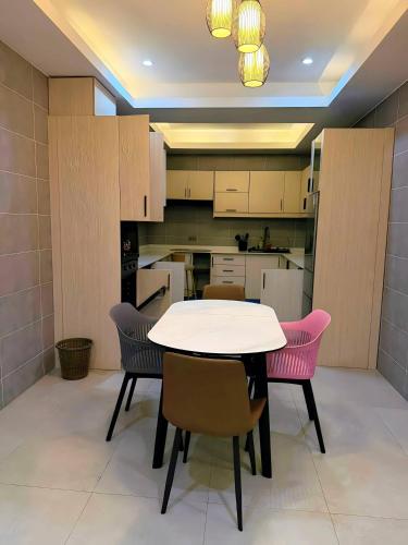 a dining room with a table and chairs at Serene Keys Homes in Otinshi