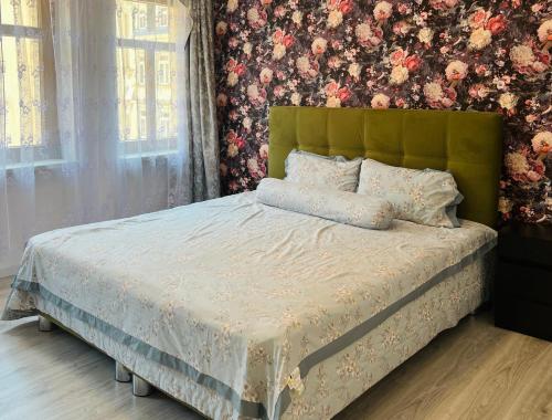 a bed with a green headboard in a bedroom at Altstadt Loft - Im Herzen der Altstadt - TREVIET in Pirna