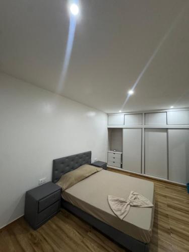 a bedroom with a bed and a white wall at Casa da Tá in Espargos