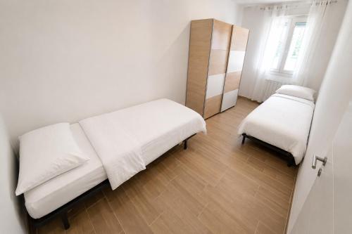 a small room with two beds and a mirror at Descansa Las Mareas in Santander