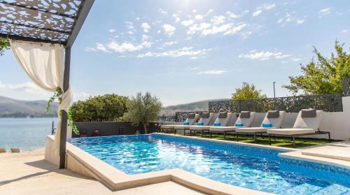 Luxe Villa Palace Nera 1 by sea Heated pool