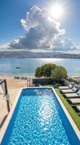 Luxe Villa Palace Nera 1 by sea Heated pool
