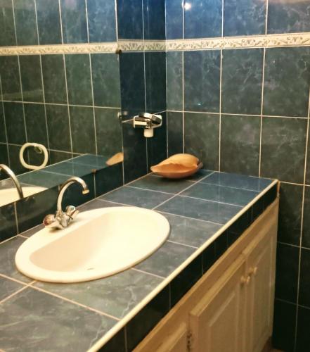a bathroom with a sink and a mirror at VILLA Alia in Nianing