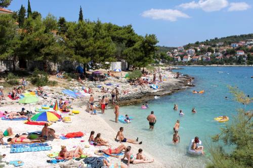 Apartments with parking space Mavarstica, Ciovo - 12435