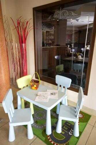 a white table and two chairs and a table and chairs at Hotel Novum & Spa in Niepołomice