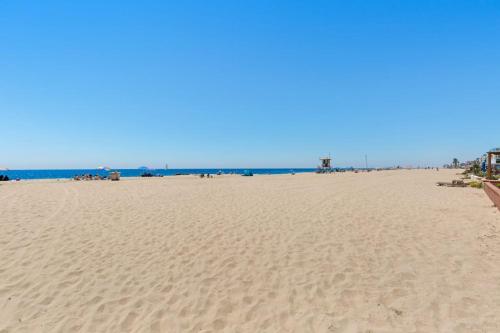 a sandy beach with the ocean in the background at Upper Level Beach Retreat in Newport Beach