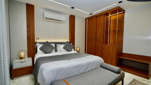 a bedroom with a bed and a bench in it at برج الهندي in Cairo