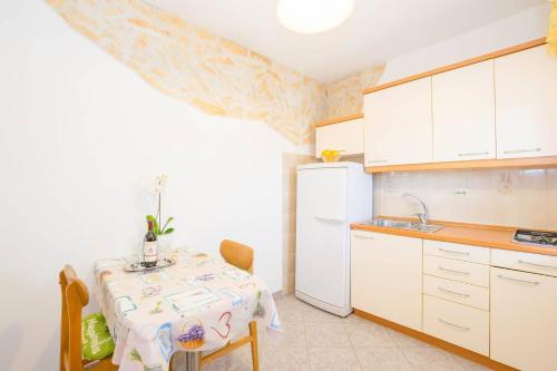 Apartments with parking space Medulin - 27679