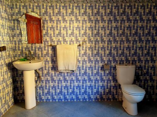a bathroom with a toilet and a sink at Guest house wakrim in Tafraout