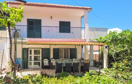 4 Bedroom Cozy Home In Slatine