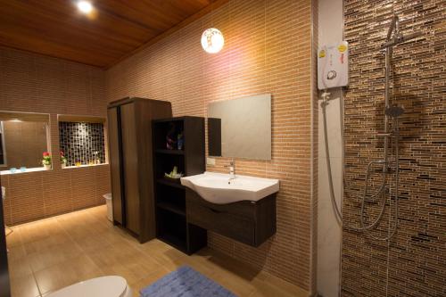 a bathroom with a sink and a shower at Baan View Talay Pool Villas in Thong Nai Pan Yai