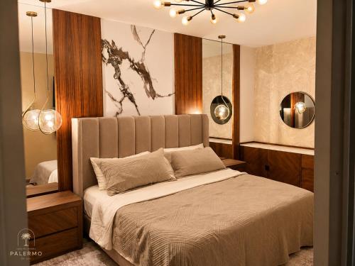 a bedroom with a large bed and a mirror at Casa Palermo con Jacuzzi in Los Mochis