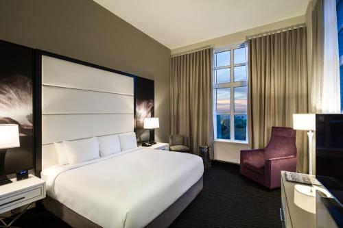 A bed or beds in a room at TRYP by Wyndham Savannah