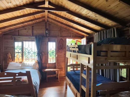 a bedroom with two bunk beds in a cabin at La esmeralda in Arbeláez