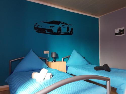 Katil atau katil-katil dalam bilik di Ring-Speed Motorsport