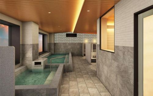 a bathroom with a swimming pool in a building at たびのホテルlit豊川 in Toyokawa