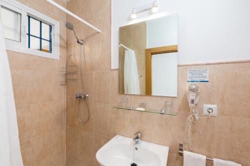 Bilik mandi di Guadalupe Cozy Inns