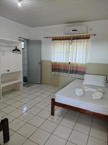 ein Schlafzimmer mit einem Bett in einem Zimmer in der Unterkunft Pousada Sol do Centro - Dom Kilmer in Fortaleza