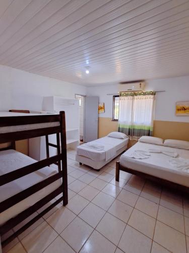 ein Zimmer mit zwei Betten in einem Zimmer in der Unterkunft Pousada Sol do Centro - Dom Kilmer in Fortaleza