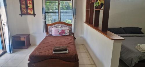 ein kleines Zimmer mit einer Bank mit Kissen darauf in der Unterkunft Ryans Resort in Prasat