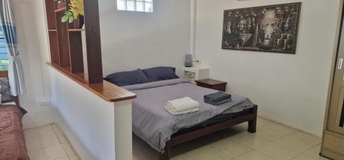 ein kleines Schlafzimmer mit einem kleinen Bett in einem Zimmer in der Unterkunft Ryans Resort in Prasat