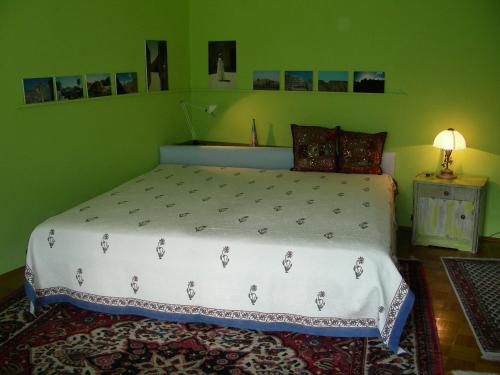 a bedroom with a bed in a green wall at Ferienwohnung Guder in Bayerisch Gmain