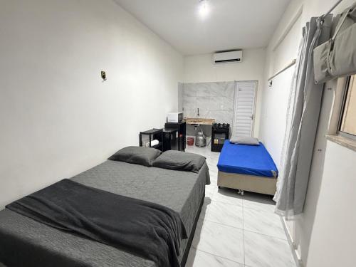 a bedroom with a bed and a desk at Ap em bairro nobre com garagem e ar in Sobral