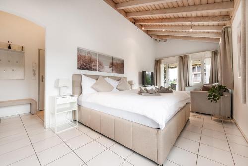 a large bedroom with a large bed and a couch at COZY 3 !Gratis Parken, Free Parking! in Weinfelden