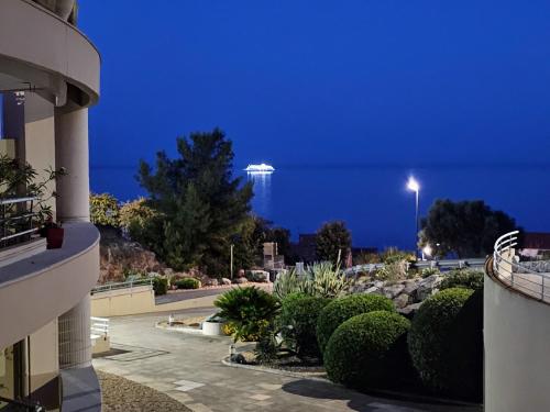 Le phare, superbe vue mer, piscine climatisation parking