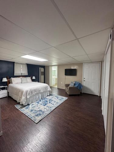 a large bedroom with a bed and a tv at House in Hannibal in Hannibal