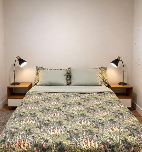 ein Schlafzimmer mit einem Bett, auf dem zwei Lampen stehen in der Unterkunft WT Modern Nest in Kelowna