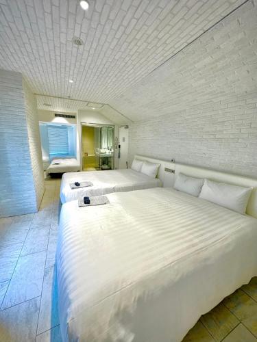 two large beds in a room with at EN Hotel Shibuya in Tokyo