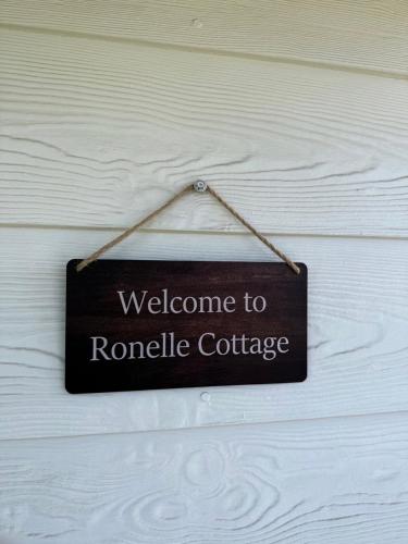 a sign that reads welcome to rounle cottage at Ronelle Cottage in Berrima