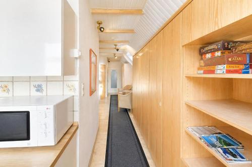 a hallway in a tiny house with a microwave at Zum Süderwall in Esens