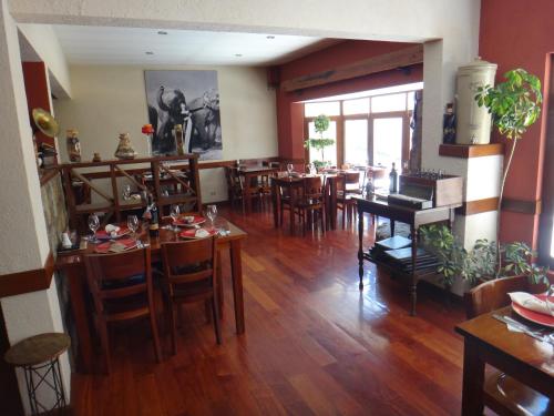 uma sala de jantar com mesas e cadeiras de madeira em Rendezvous Hostal em La Paz