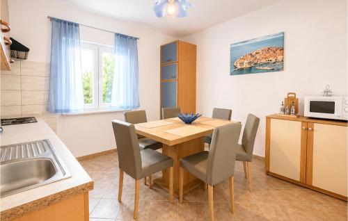 3 Bedroom Beautiful Apartment In Vodice