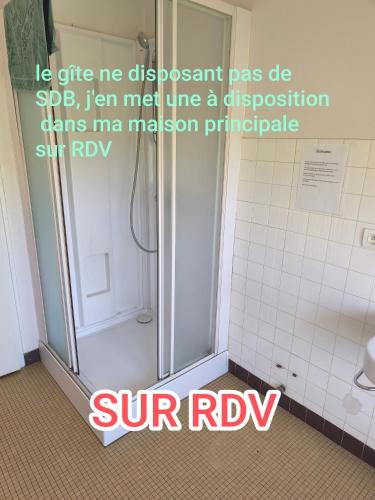 a bathroom with a shower with the words sun ryev at Maisonnette de campagne in Val Couesnon
