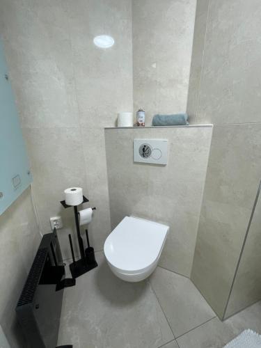 a bathroom with a white toilet in a room at Alte Wollspinnerei Melsungen in Melsungen
