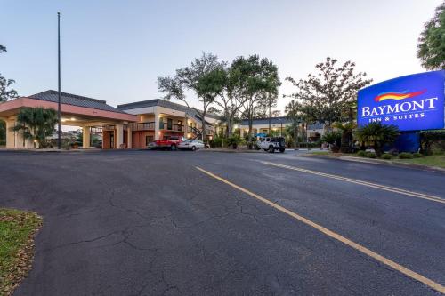 an empty street in front of a bankowmentermottermott at Baymont by Wyndham Tallahassee in Tallahassee
