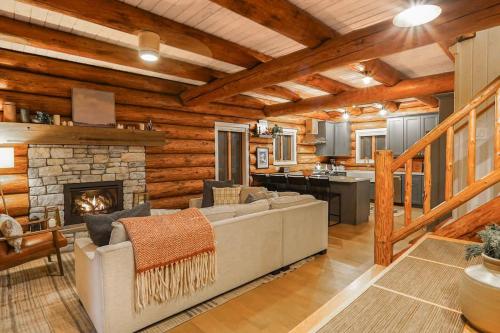 ein Wohnzimmer mit Sofa und Kamin in der Unterkunft ArborMyst in Glacier