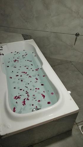 a bath tub filled with lots of confetti at Hotel New Vinay in Kapadvanj