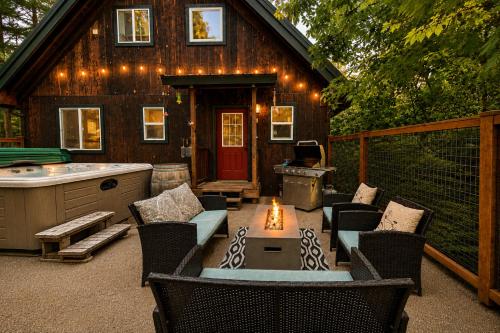 a backyard patio with a hot tub and a house at Pine River Retreat in Leavenworth