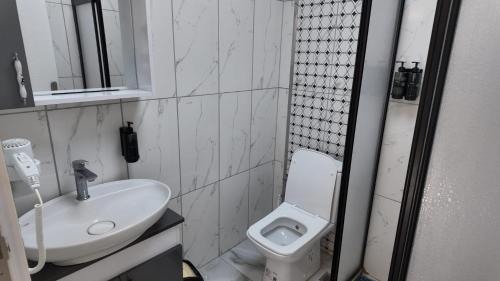 a small bathroom with a sink and a toilet at Arsuz Suite House in Arsuz