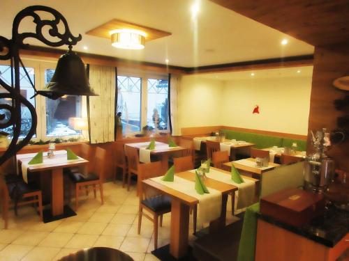 Reštaurácia alebo iné gastronomické zariadenie v ubytovaní Pension Wachau