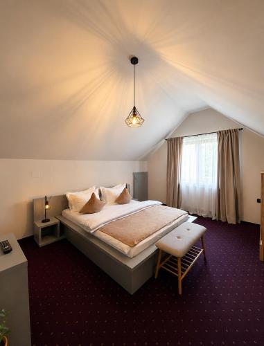ein Schlafzimmer mit einem großen Bett und einem Fenster in der Unterkunft Garden Retreat in Bran