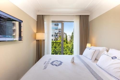 a hotel room with a bed with a window at Reo Hotel in Antalya