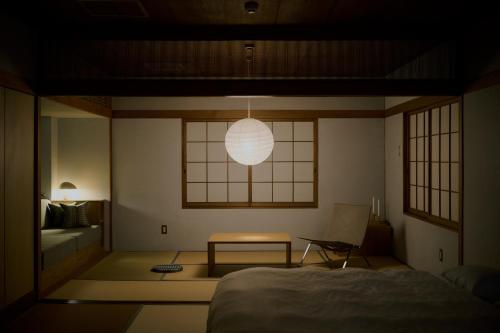 a room with a bed and a table and a window at 穴吹邸 / ANABUKI-TEI in Takamatsu