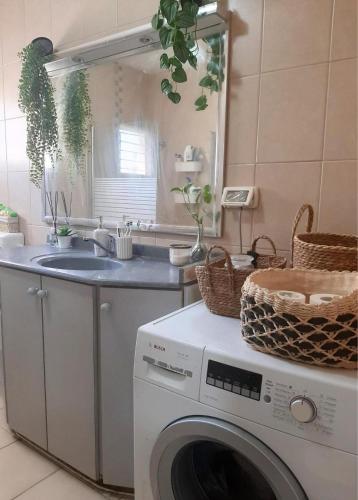 a kitchen with a washing machine and a sink at יחידת נוף לגלבוע in Bet Sheʼan